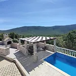 Sunny Hill فيلة